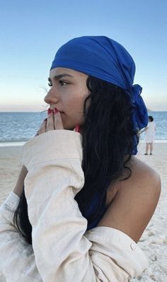 Head Scarf Aesthetic Outfit, Curly Hair With Head Scarf, Beach Bandana Hair, Beach Scarf Outfit, Beach Scarf Hair, Head Scarf Styles Curly Hair, Hair Scarf Aesthetic, Head Scarf Aesthetic, Curly Hair Hat Hairstyles