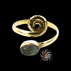 A super cute and adjustable brass toe ring set with labradorite in the center. can be wear as upper finger ring as well. Spiral Jewelry, Foot Ring, Tibetan Jewelry, Kim Deal, Jewelry Summer, Jewelry Beach, Coupon Binder, Horn Pendant, Food Coupon