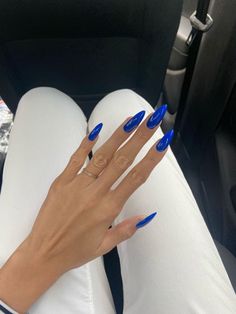 Plongez dans la tendance estivale 2024 avec des ongles inspirés par les nuances de bleu chromé, turquoise, et bleu du Nil. Brillez tout l'été avec ces looks éblouissants! All Blue Nails, Lady Nails, Ring Nails, Blue Stiletto Nails, Psychology Student, Simple Gel Nails, Pointed Nails, Glow Nails, Blue Nail