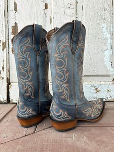 Snip Toe Cowgirl Boots, Cowgirl Boots Wedding, Ariat Cowgirl Boots, Blue Cowboy Boots, Cowgirl Summer, Wedding Shoes Boots, Womens Cowgirl Boots, Cloud Shoes, Whisky Barrel