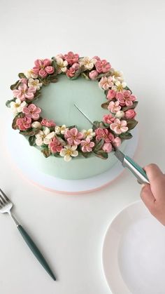 Pretty Cake Decorating, Cake Ideas Vintage, Easy Cake Designs, Floral Cake Design, Mini Torte, Desserts Cake, Pretty Cake, Buttercream Flower Cake