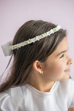 Handmade porcelain flower crown combined with artificial baby breath is perfect for a First Communion. Headpiece's bow is made from de satin and sheer ribbon with long strands.  Headpiece in picture is White.  ♡ All of the products are 100% handmade. We design and assemble all of our products from start to finish. ♡  → Custom orders are welcomed, You can contact us if you want to change anything on this design. ⏰ PROCESSING TIME: All items are made to order with a 5-7 business days turnaround de Baby's Breath Crown, White Flower Crown, Baby Breath, Handmade Porcelain, Porcelain Flowers, Baby's Breath, First Communion, White Flower, Wedding Hair Accessories