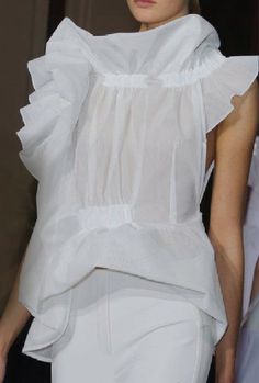 High Fashion Runway, 2015 Runway, All Black Fashion, Fashion Journals, Boho Hippie Chic, Viktor Rolf, Ruffles Fashion, Womenswear Fashion, Viktor & Rolf