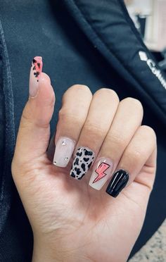 Western Nails Lighting Bolt, Punchy Cowgirl Nails, Country Fest Nails, Koe Wetzel Nail Ideas, Country Nails Pink, Short Boho Nail Ideas, Cute Cowprint Nails, Nashville Tennessee Nails, Red And Black Western Nails