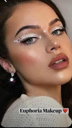 Crystal Make Up Look, Make Up Ideas Euphoria, Euphoria Make Up Ideas, Rhinestone Make Up Looks, Pearl Makeup Looks Euphoria, Make Up Inspo Euphoria, Euphoria Makeup Inspiration, Make Up Con Strass, Make Up With Strass Glitter