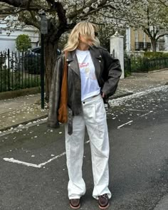 Outfit Ideas Tropical, Spring Day Outfit, Shoes Instagram, White Pants Outfit, Lucy Williams, Style Rut, Fashion Outfit Ideas, Neutral Sweaters, Smart Casual Wear