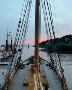 the back end of a sailboat docked at a dock