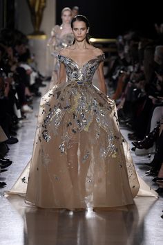 Elie Saab Couture Spring 2019 https://www.chelseacatalan.com/ Power Series, Designer Evening Gowns, Elie Saab, Designer Collection, Runway Fashion, Style Guides, Dress To Impress, Evening Gowns