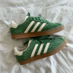 Green Sneakers Women, Green Adidas Shoes, Green Gazelle, Replica Sneakers, Sneaker Website, Jordan 4 White, Colorful Sneakers, Green Adidas