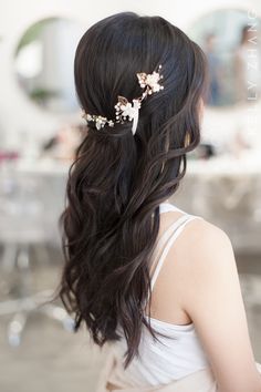 Hair Down Bridal Styles Brunette, Asian Bridesmaid Hair Half Up Half Down, Wedding Hairstyles Black Hair Asian, Wedding Hair Asian Half Up, Asian Long Hair Wedding Styles, Wedding Hairstyles Half Up Half Down Asian Hair, Wedding Hair Asian Brides