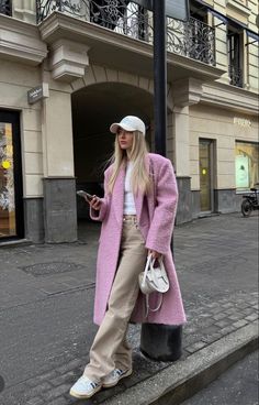 Liza Rudkevich, Pink Coat Outfit, Coat Outfit Casual, Look Adidas, Estilo Indie, Winter Fashion Outfits Casual, London Outfit