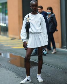 Style A Tennis Skirt, Simple Sweatshirt, Colorful Jumpsuit, Tennis Skirts, Skirt And Sneakers, Coachella Outfit, Skirt Trends