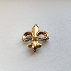 A very nice Fleur de lis brooch made of gold fill.  A very nice piece in excellent condition.  The back has a hook for hanging a watch and a pin for attaching it to your clothes.  The pin is marked A&Z 1/20 12K GFSize:  1 1/8" high x 1" wide Antique Gold Lapel Pin Collectible, Antique Gold Pins For Formal Occasions, Classic Gold Lapel Pin For Anniversary, Victorian Gold Brooch Pin, Victorian Style Gold Brooch Pin, Classic Yellow Gold Brooch Pin, Vintage 14k Gold Brooches, Collectible 14k Gold Brooches, Collectible Yellow Gold Brooch Pin