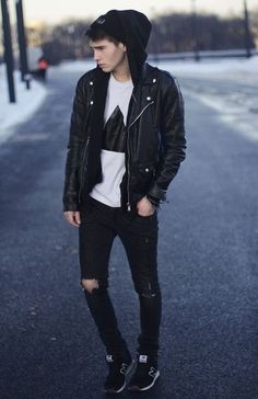 Dark drama. this style is so great for college-- live it up in the grunge style while you can! Outfits Alternative, Indie Outfits Aesthetic, Editorial Vogue, Superenge Jeans, Scene Girl, Man In Black, Fashion Skirts, Pastel Outfit, Hipster Mens Fashion