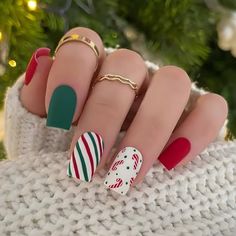 Festive Nails, Candy Cane Nails, December Nails, Festive Nail Art, Christmas Nails Easy, Cute Christmas Nails, Nails Christmas, Snowflake Nails, Striped Nails