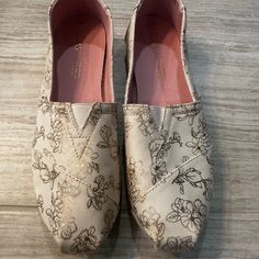 Toms 9w Womens Alpargata Slip On Shoes Ivory Pink Canvas Floral Metallic Foil Very Pretty New See Pictures Pink Canvas, Metallic Foil, Womens Toms, Shoes Color, Toms Shoes, On Shoes, Slip On Shoes, Foil, Slip On