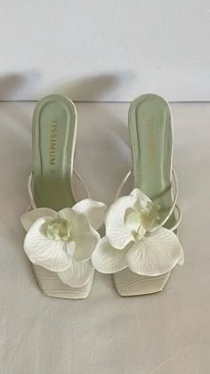 green heels with white flower for summer or date night Cool Heels, Spring Heels, Flower Heels, Mode Editorials, Inspiration Tattoos, Dr Shoes, Paris Mode, Fancy Shoes, Girly Shoes