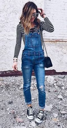 stripes. denim dungarees. converse. Overalls Outfit Spring, Outfit Verano, Converse Outfits, Mode Shoes, Autumn Wear, Spring Styles, 50 Style, Outfits With Converse