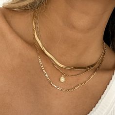 Good Layered Necklaces, Jellewery Aesthetic, Good Layered Necklace, Gold Dainty Jewelry Aesthetic, Everyday Gold Necklace Stack, Good Necklace Stack, Classy Necklace Stack, How To Style Gold Jewelry, Gold Jewelry Inspo Aesthetic