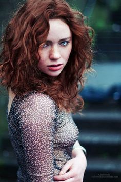 Curly Auburn Hair, Straight Red Hair, Hairstyles For Receding Hairline, Woman With Red Hair, Frizzy Curly Hair, Gold Hair Colors, Fire Hair, Brown Curly Hair