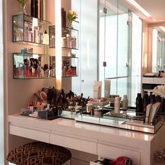 Rangement Makeup, Penyimpanan Makeup, Makeup Vanities, Beauty Space, Makeup Station, Makeup Desk, Vanity Ideas, Vanity Room, Bedroom Vanity