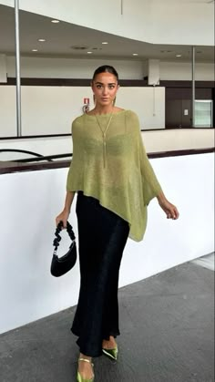 Fancy Maxi Skirt Outfit, Skims Long Sleeve Top Outfit, Sade Inspired Outfit, Winter Boating Outfit, Vetements Shoes, Casual Sweaters Women, Loose Fit Sweater, Model Look, Mode Inspo