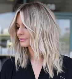 Long Length Haircut For Fine Hair Curtain Bangs, Piecy Bob Haircut Medium Hairstyles, Medium Hair Fringe Layers, Haircuts For Thinning Fine Hair With Bangs, Fine Hair Hairstyles Round Face, Midlength Hairstyles Blonde, Super Blonde With Lowlights, Razor Lob Haircut, Blond Hilights On Brown Hair