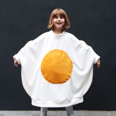 Warning: The following post contains and egg-cessive amount of egg puns. Those of you that egg-hibit egg sensitivities may want to look away. It was book week at Emma’s school, the brief was to dress up as something that started with the first letter of your name – of course Emma went as an egg because it was an egg-ceptional... Egg Costume Diy, Diy Fantasia, Egg Costume, Pola Macrame, Costume Carnaval, Carnaval Costume, Halloween Fest, Cute Diy Projects, Diy Costumes Kids