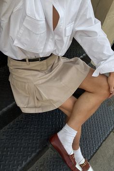 Mini Leather Skirt Outfit, Cargo Skirt Outfit, Khakis Outfit, Mini Leather Skirt, Short Skirts Outfits, Leather Skirt Outfit, Beige Skirt