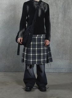 Shorts Winter Outfit, Japanese Punk Fashion, Androgyny Fashion, Skirt Over Jeans, Punk Academia, Flannel Skirt, Masc Outfits, Alt Clothes