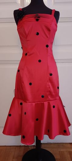 red pin-up dress grease/Rizzo Ugly Dresses, Xmas Fashion, Xmas Dress, Funny Dresses, Rockabilly Outfits, Little Shop Of Horrors, Pin Up Dresses, Christmas Party Dress, Rockabilly Dress