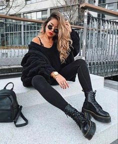 Military Style Outfits, How To Style Doc Martens, Martens Outfit, Dr Martens Outfit, Cute White Tops, Denim On Denim Looks, Coat Street Style, All Black Fashion, Hipster Outfits