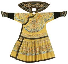 Chinese Emperor Clothing, Qing Dynasty Clothing, Dynasty Clothing, Embroidered Robes, Chinese Embroidery, Court Dresses, Chinese Ancient, Chinese Clothing, Traditional Fashion