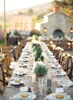 - https://howcandothis.com/weddingideas/15-recent-methods-to-use-potted-vegetation-in-your-marriage-ceremony-decor/ Herb Centerpieces, Herb Wedding, Outdoor Dinner Party, Vasos Vintage, Wedding Locations California, Plant Centerpieces, Random Decor, Pot Decor, Provence Wedding