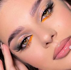 Trend Makeup Looks, Orange Dress Makeup Ideas, Orange Makeup Ideas, Orange Fall Makeup, Makeup For Orange Dress, Makeup Looks Orange, Bright Eyeshadow Looks, Creative Eye Makeup Ideas, Orange Makeup Looks