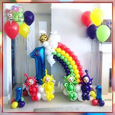 balloons are arranged in the shape of numbers and characters for a first birthday party at home