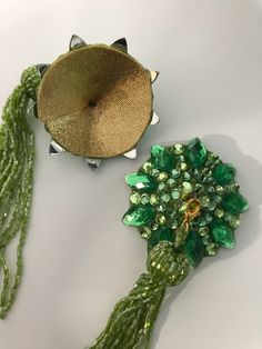 Sparkly green pasties with removable green tassels. About 2” in diameter. I can make a custom listing for larger size, message me. Burlesque Pasties, Rhinestone Pasties, 1920s Headband, Burlesque Costume, Long Pearl Necklaces, Mohair Cardigan, Fairy Costume, Cabaret, Pink Tone