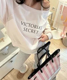 Very Cute Outfits, Victoria's Secret Aesthetic, Victoria Secret Sweatpants, Victoria Secret Outfits, Sweatpants Outfit, Princess Outfits