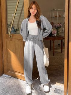 Cinza Claro Casual Collar Manga Comprida Tecido Simples  Embellished Elasticidade Baixa Zip Hoodie Outfit Woman, Grey Sweatpants Outfit Women, Sweatpants Outfit Women, Gray Sweatpants Outfit, Joggers Outfit Women, Comfy Airport Outfit, Jogger Outfit, Cute Sweatpants Outfit, Sweats Outfit