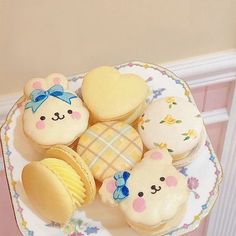 there are some cupcakes and cookies on the plate with teddy bears in them