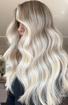 Blonde Hair With Roots, Bright Blonde Hair, Dark Blonde Hair Color, Blonde Hairstyle, Balayage Technique, Blonde Waves, Light Blonde Hair, Dark Blonde Hair, Hair Color Techniques