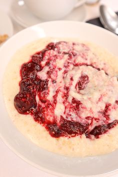 Bring your breakfast to a new level with this creamy porridge topped with a mixed berry compote. This porridge is creamy, warming and absolutely delicious and the mixed berry compote takes this porridge to the next level.