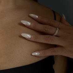 Wedding Nails Pearl White, Ivory Pearl Nails, White Glass Nails, Pearl White Chrome Nails Design, Classy Pearl Nails, Milky Pearl Nails, Pearl Colour Nails, Vanilla Glazed Nails, White Crome Nails Almond French Tip