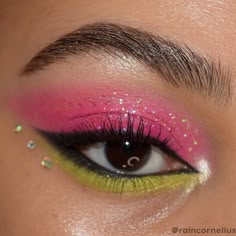 Turquoise Eye Makeup, Everyday Eyeshadow, Artsy Makeup, Neon Eyeshadow, Pink Eyeshadow Look, Hard Summer, Powder Palette, Neon Makeup, Rave Makeup