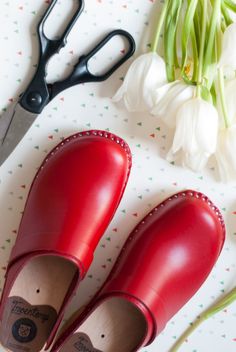 Da Vinci clogs in red #troentorp Troentorp Clogs, Red Clogs, Clogs For Women, Swedish Clogs, Wooden Sandals, Clogs And Mules