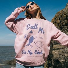 Women's printed sweatshirt with “Call Me On My Shell” slogan and vintage style shell character graphics. Shellebrate summer in this retro beach slogan sweater. Super-comfy, oversized fit. This item makes a great gift and it's a must-have for your summer staycation wardrobe. All Batch1 products are lovingly designed, printed and packed by hand in the UK at Batch1 HQ.  Our garments are made to order to minimise wastage and printed using water-based, eco-friendly inks. We are committed to creating Slogan Sweater, Summer Staycation, Women Slogan, Slogan Sweatshirt, Retro Beach, Halloween Top, T Shirt Photo, Horse Girl, Quality T Shirts