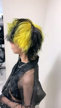 Creative Hair Color Short, Dyeing Hair, Skunk Hair, Shaved Hairstyles, Creative Hair Color, Creative Hair, Shot Hair Styles