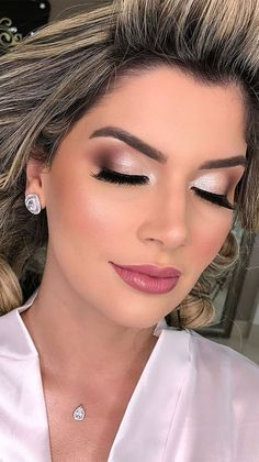 Zum perfekten Brautstyling gehören HochzeitskleidAccessoiresHochzeitsfrisur und vor allem das richtige Braut-Make-upund das ist eine ganz schöne HerausforderungEs muss perfekt zum Hauttyp... Occasion Makeup Look, Glam Boho Wedding Dress, Makeup Ideas For Brides Wedding Day, Makeup Looks Wedding Bridesmaid, Evening Wedding Makeup For Blue Eyes, Bridal Makeup For Plus Size, Wedding Makeup Outdoor Brides, Formal Makeup For Teal Dress, Special Ocassion Makeup