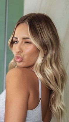 Money Peice Blonde Baylage, Blonde Balayage With Brown Roots, Blonde Balayage Natural Roots, Brown Faded Into Blonde Hair, Reverse Balayage With Money Piece, Summer Dirty Blonde Hair, Soft Blonde Hair Balayage, Loved In Blonde Balayage, Brown Into Blonde Hair