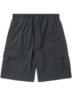 charcoal grey tonal stitching elasticated drawstring waistband straight leg two side slash pockets two side cargo pockets two rear flap pockets knee-length Casual Shorts For Men, City Shorts, Reebok Club C, Versace Outfit, Tailored Shorts, Balenciaga Triple S, Short Suit, Summer Beach Wear, Nike Air Max 97